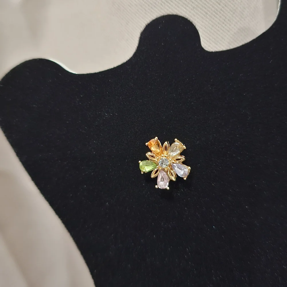 NIP Rhinestone Daisy Flower Stud Earrings Multi-Colored - Picture 4 of 6